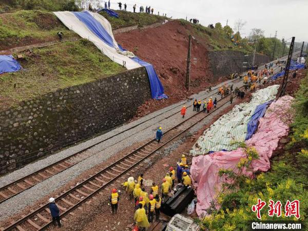 事故现场，铁路线上塌方体、侧翻车厢已清理完毕。　杨华峰 摄