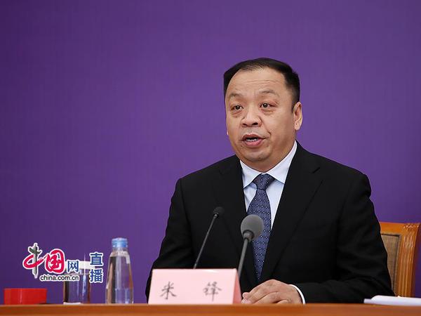 国家卫生健康委新闻发言人、宣传司副司长米锋主持会议