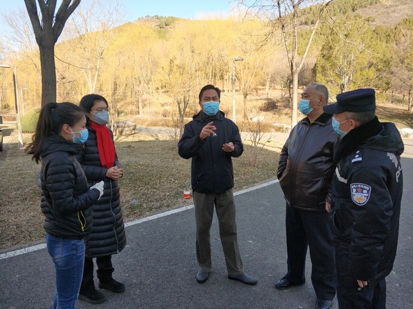 王佑明同志与驻点工作人员亲切交谈