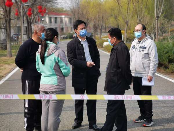 首批解除观察人员离开当天，王佑明同志亲临现场指挥