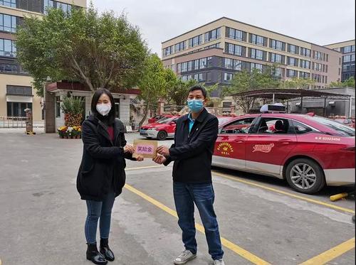 公司领导送上奖励金