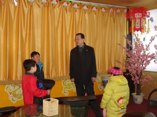 林中华与袖珍人在一起交流