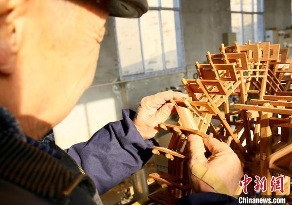 图为段怡村正在进行黄河水车制作。　高康迪 摄