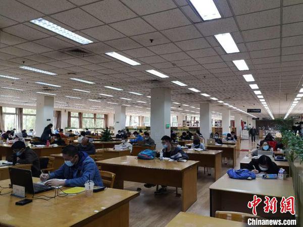 浙江图书馆内，读者在阅读。　童笑雨 摄