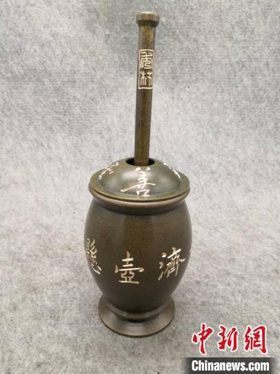 铜雕抗疫作品《悬壶济世》。受访者供图
