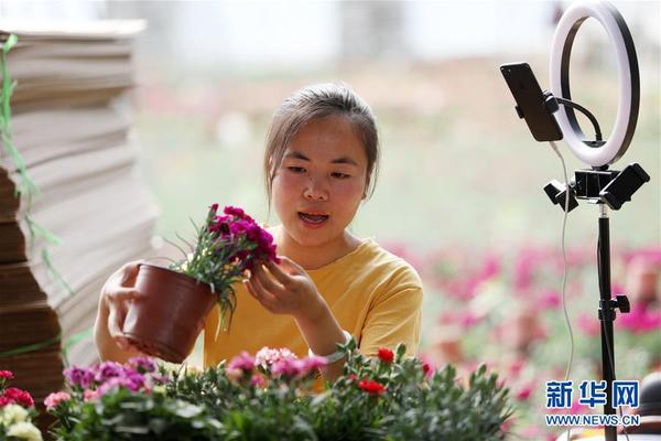 4月23日，在山东省临沂市郯城县郯城街道汉唐花卉基地，李丽梅通过直播向顾客介绍花卉。通过网店和直播销售，她平均每天可完成700个左右的花卉定单。