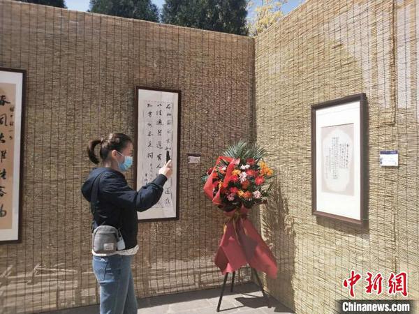 百余幅书法作品亮相千年古刹双塔寺。　杨佩佩 摄