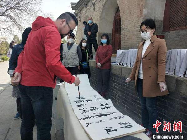 “墨舞春晖——书坛六人捐赠双塔博物馆作品展”25日在山西太原启幕。　杨佩佩 摄