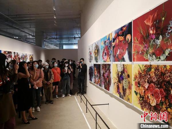 市民参观展览。　唐小晴 摄