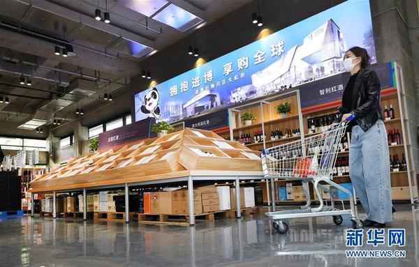 4月25日，顾客在虹桥品汇食品健康馆购物。