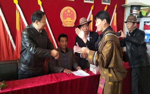可可西里集团给兴海县国家有机食品基地农牧民发放青稞收购款