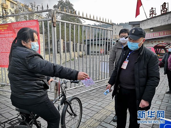 　禹龙小区门口，居民进出需出示“通行证”。