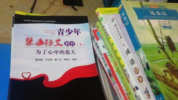 母爱图书馆捐书现场