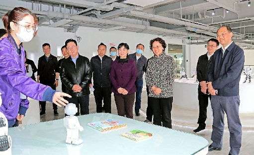 2020年4月10日，李江一行深入昆明市优必选科技有限公司调研。　吕金平　摄