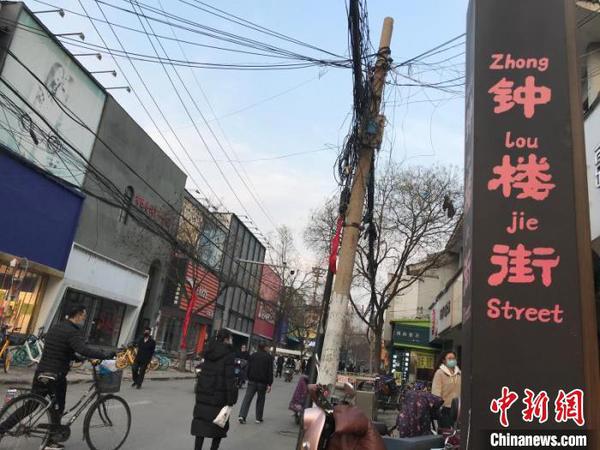 作为古都太原历经百年的商业老街，钟楼街聚集着多家老字号，凝结着太原的历史记忆、人文情怀和文化价值。　胡健　摄