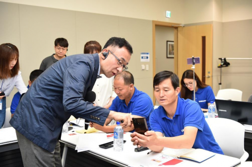 陕西富平县湾里村村长赵毕锋同韩国农业专家深入交流
