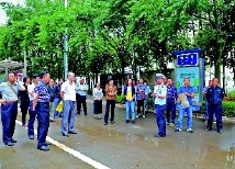    晋宁区政协副主席肖子建、李永红等视察交通安全工作。