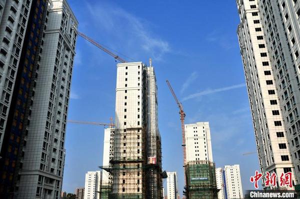 5月15日，中国国家统计局发布数据显示，2020年1-4月份，商品房销售面积33973万平方米，同比下降19.3%，降幅比1-3月份收窄7.0个百分点。图为5月14日，福建福州，一处正在建设中的房地产楼盘。
<a target='_blank' href='http://www.chinanews.com/'>中新社</a>记者 张斌 摄