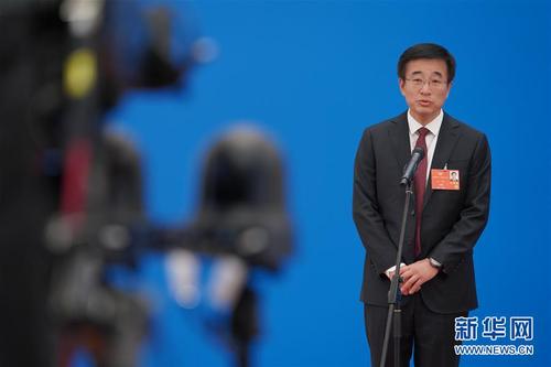 5月21日，在北京人民大会堂新闻发布厅举行全国政协十三届三次会议第一场“委员通道”采访活动。这是全国政协委员王辰通过网络视频方式接受媒体采访。 新华社记者 刘金海 摄