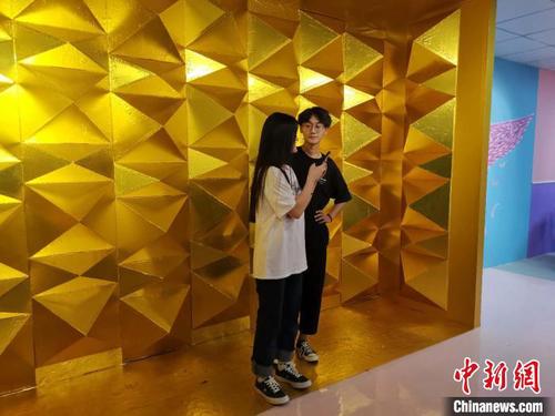 图为正在减压馆内拍照的情侣。　郝学娟 摄