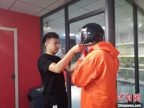 图为门金文为顾客做防护。　郝学娟 摄