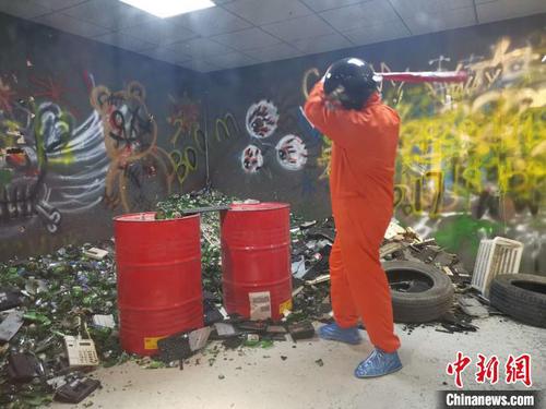 5月22日下午，记者在减压馆内看到，馆内共设30余个场景，顾客们可以通过撒钞票、摔枕头、骑单车、冥想、倾诉等多种方式进行解压。　郝学娟 摄