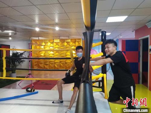 图为门金文和顾客聊天。　郝学娟 摄