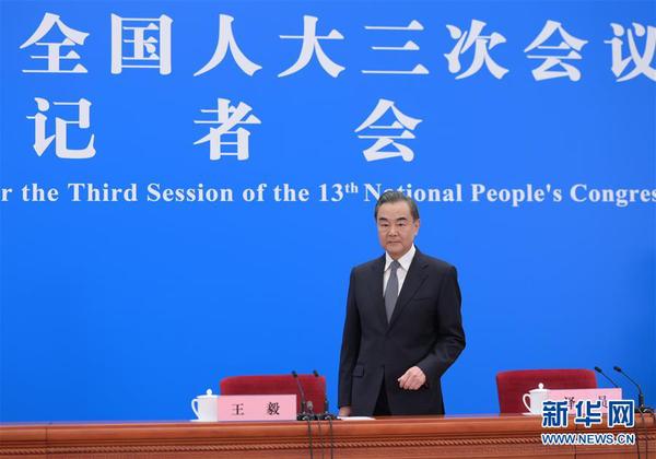 5月24日，十三届全国人大三次会议在北京人民大会堂新闻发布厅举行记者会，邀请国务委员兼外交部长王毅就中国外交政策和对外关系回答中外记者提问。为有效防控疫情，共同维护公共卫生与健康，记者会采用网络视频形式进行。 新华社记者 李贺 摄