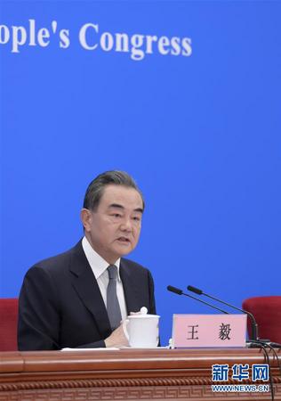 5月24日，十三届全国人大三次会议在北京人民大会堂新闻发布厅举行记者会，邀请国务委员兼外交部长王毅就中国外交政策和对外关系回答中外记者提问。为有效防控疫情，共同维护公共卫生与健康，记者会采用网络视频形式进行。 新华社记者 李贺 摄1