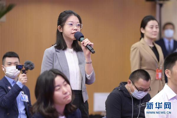 　5月24日，在北京人民大会堂新闻发布厅举行全国政协十三届三次会议第二场“委员通道”采访活动。全国政协委员通过网络视频方式接受媒体采访。 这是记者在梅地亚中心分会场提问。 新华社记者 李贺 摄