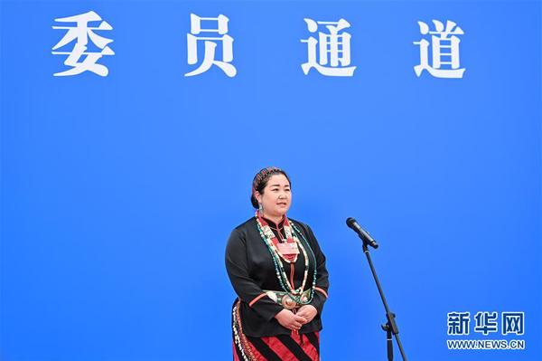 5月24日，在北京人民大会堂新闻发布厅举行全国政协十三届三次会议第二场“委员通道”采访活动。这是全国政协委员贡觉曲珍通过网络视频方式接受媒体采访。 新华社记者 刘金海 摄