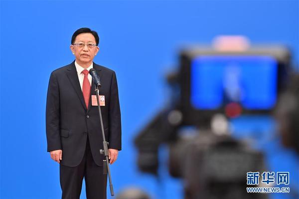 5月24日，在北京人民大会堂新闻发布厅举行全国政协十三届三次会议第二场“委员通道”采访活动。这是全国政协委员宋鑫通过网络视频方式接受媒体采访。 新华社记者 李鑫 摄