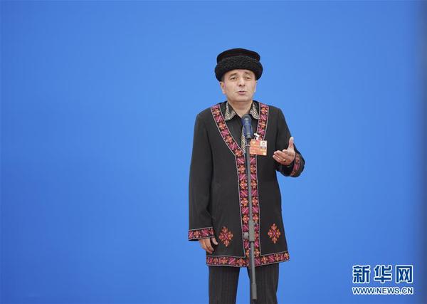 5月24日，在北京人民大会堂新闻发布厅举行全国政协十三届三次会议第二场“委员通道”采访活动。这是全国政协委员玉克赛克·西加艾提通过网络视频方式接受媒体采访。 新华社记者 才扬 摄