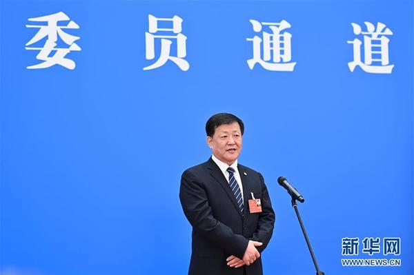 5月24日，在北京人民大会堂新闻发布厅举行全国政协十三届三次会议第二场“委员通道”采访活动。这是全国政协委员朱建民通过网络视频方式接受媒体采访。 新华社记者 刘金海 摄