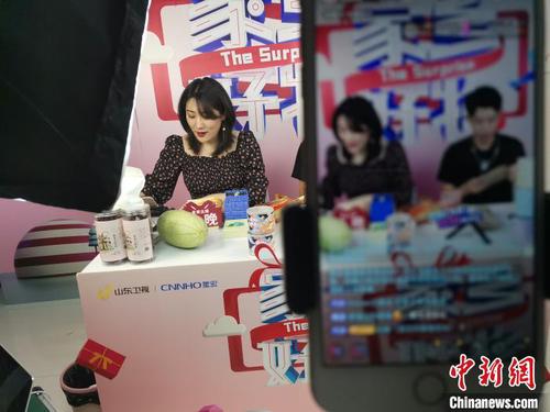 一场直播千万次观看、点赞，几百万、上千万甚至上亿元的成交，带货商品小到口红，大到重型卡车……疫情之下，消费者出行受限，凭借手机“撬动”的直播带货异军突起，一跃成为5G时代下许多商家转型自救的风口行业，网络主播也从被小众围观，变成带动大众狂欢。　郝学娟　摄