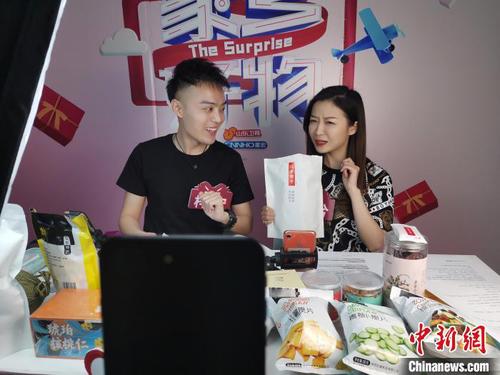中国互联网络信息中心日前发布的《中国互联网络发展状况统计报告》显示，截至2020年3月，中国网络购物用户规模达7.1亿，占网民整体的78.6%；电商直播用户规模达2.65亿，占网购用户的37.2%。如此庞大的用户规模，为直播带货的强势崛起打下了基石。　郝学娟 摄