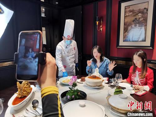 图为李頔正在进行美食直播。　郝学娟 摄