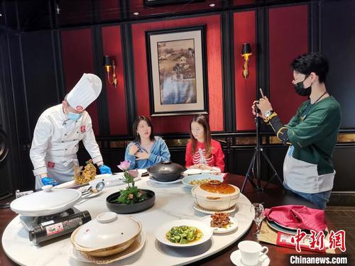 5月24日，李頔正在进行美食直播。　郝学娟 摄