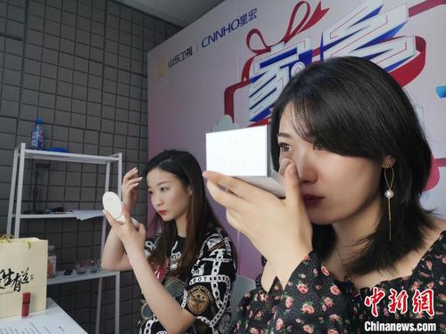 图为李頔在进行直播前的补妆。　郝学娟 摄