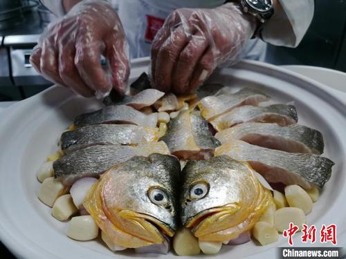 图为厨师在准备吃播时用的菜品。　郝学娟 摄