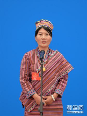 　　5月25日，第十三届全国人民代表大会第三次会议举行第二场“代表通道”采访活动。这是全国人大代表格桑德吉通过网络视频方式接受采访。 新华社记者 李贺 摄