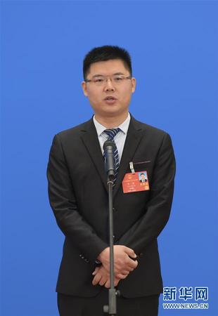 　　5月25日，第十三届全国人民代表大会第三次会议举行第二场“代表通道”采访活动。这是全国人大代表李君通过网络视频方式接受采访。 新华社记者 李贺 摄