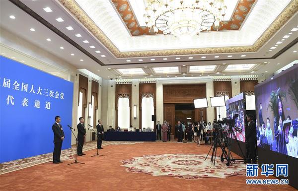 　　5月25日，第十三届全国人民代表大会第三次会议举行第二场“代表通道”采访活动。这是全国人大代表通过网络视频方式接受采访。 新华社记者 金良快 摄