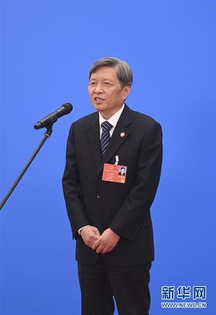 　　5月25日，第十三届全国人民代表大会第三次会议举行第二场“代表通道”采访活动。这是全国人大代表王树国通过网络视频方式接受采访。 新华社记者 陈晔华 摄
