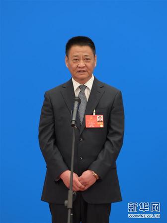 　　5月25日，第十三届全国人民代表大会第三次会议举行第二场“代表通道”采访活动。这是全国人大代表周义哲通过网络视频方式接受采访。 新华社记者 李贺 摄