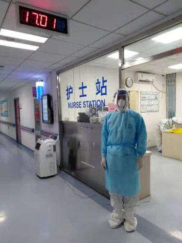 许楠在病房工作