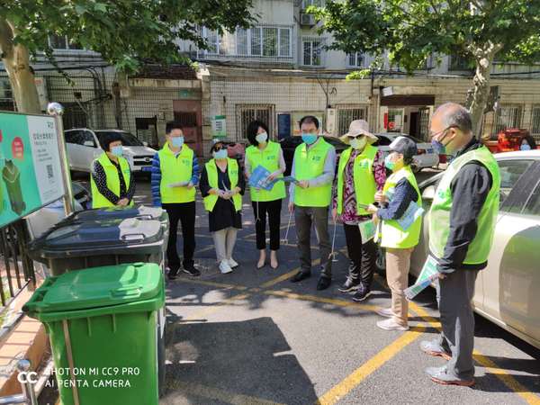 活动开始前由社区工作人员向委员们讲解垃圾分类知识