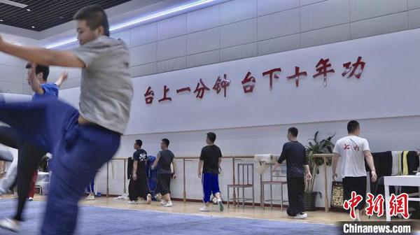 “台上一分钟、台下十年功”，排练厅内醒目的大字时刻提醒着演职员们要刻苦练功，不可懈怠。　康玉湛 摄