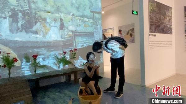 与传统画展不同，参观者可以坐在沙发上，也可以荡舟蛙塘中，沉浸式体验莫奈的印象派风格。　屈丽霞 摄