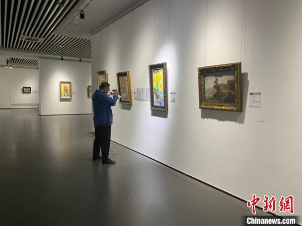 画展现场。　刘锡菊 摄